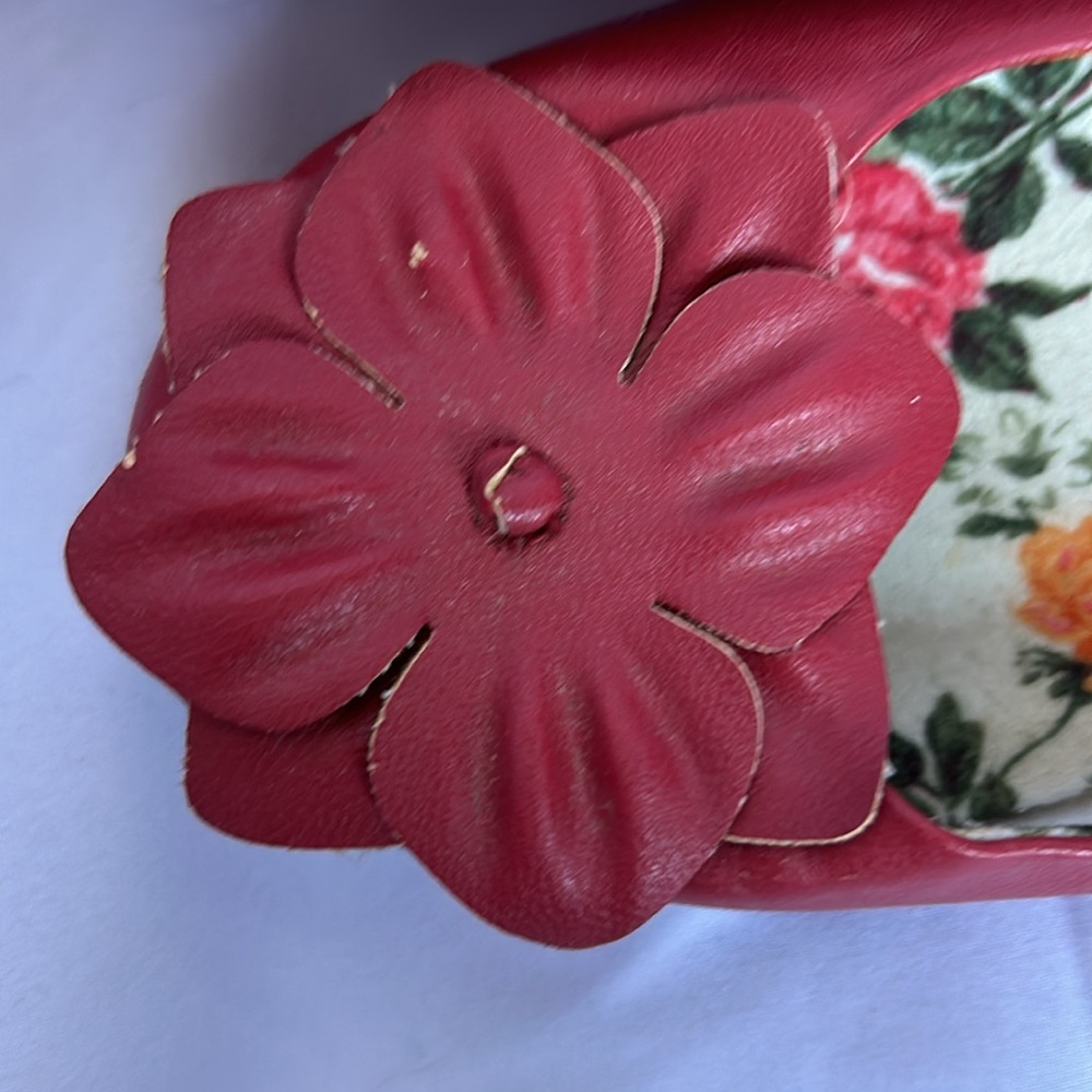 B.O.C red flats with flower embellishment. Sz 7/38.